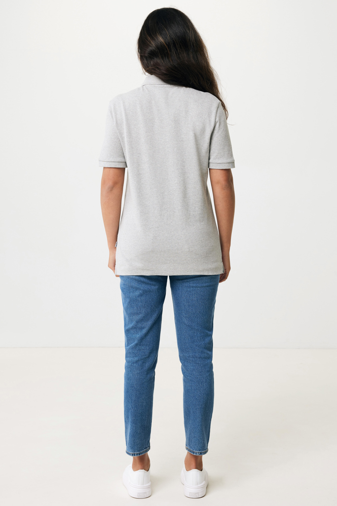 Vue arrière femme polo gris et jean