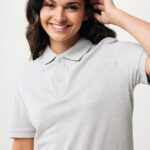 Femme souriante en polo gris clair
