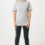 Femme portant un polo gris et jean noir