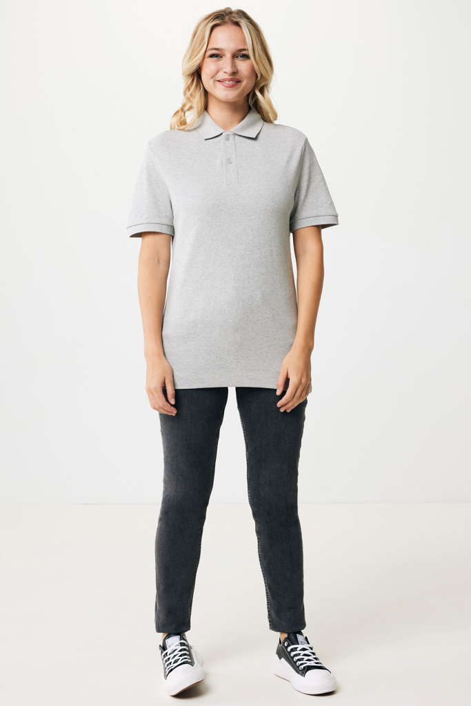 Femme portant un polo gris et jean noir