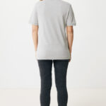Vue arrière femme en polo gris et jean noir