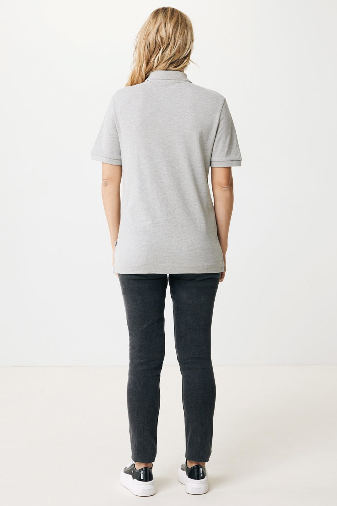 Vue arrière femme en polo gris et jean noir