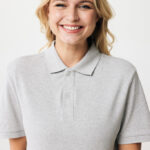 Femme souriante en polo gris clair