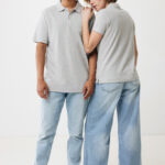 Deux modèles en polos gris et jeans clairs