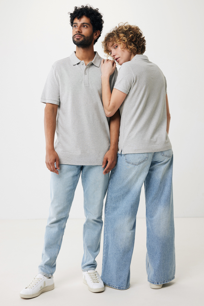 Deux modèles en polos gris et jeans clairs