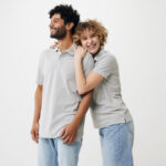 Couple souriant enlacé sur fond clair