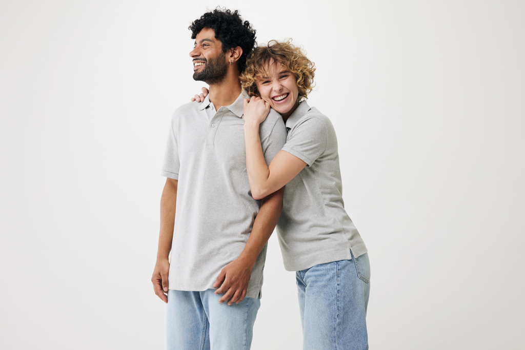 Couple souriant enlacé sur fond clair