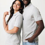 Homme et femme en polos gris souriants