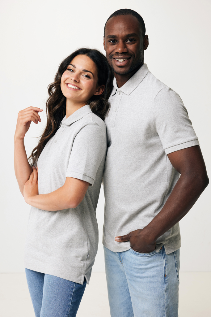 Homme et femme en polos gris souriants