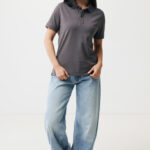 Femme en polo gris et jean large