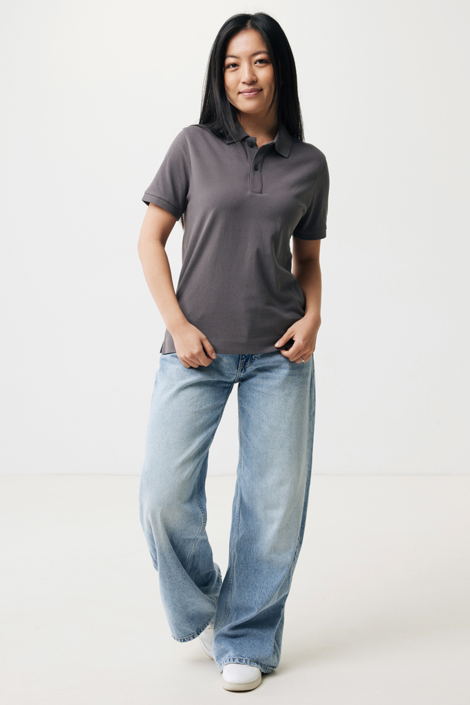 Femme en polo gris et jean large