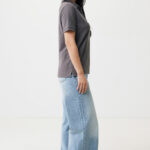 Femme en polo gris et jean large