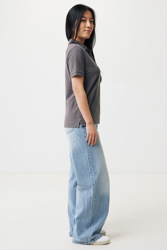 Femme en polo gris et jean large