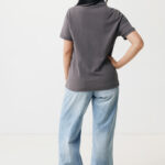 Femme de dos en t-shirt gris et jean