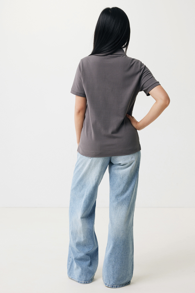 Femme de dos en t-shirt gris et jean