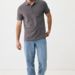 Homme en polo gris et jean clair