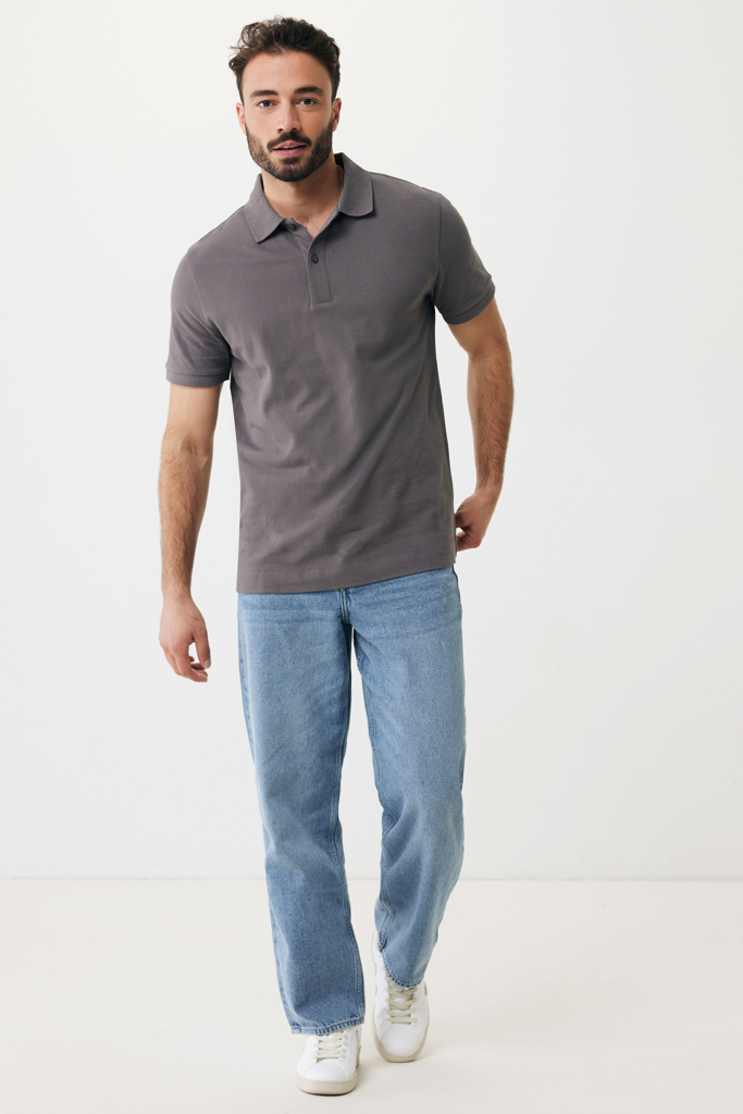 Homme en polo gris et jean clair