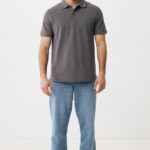 Homme portant polo gris et jean bleu