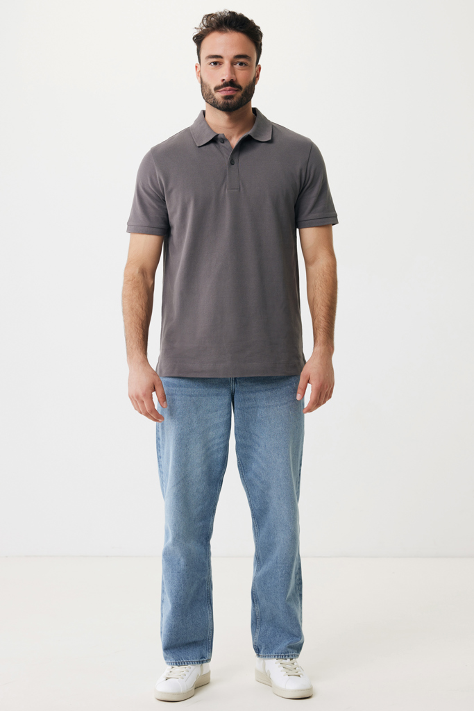 Homme portant polo gris et jean bleu