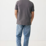 Homme de dos en polo gris et jean