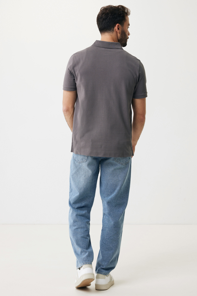 Homme de dos en polo gris et jean