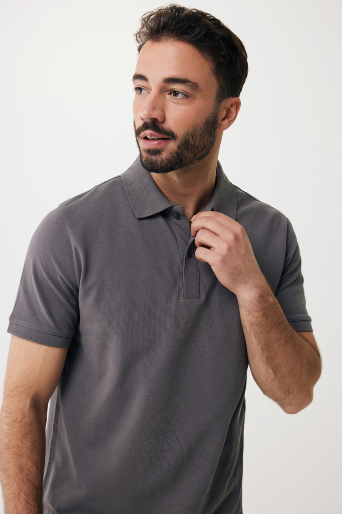 Homme portant un polo gris regardant sur le côté
