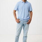Homme en polo bleu et jean clair
