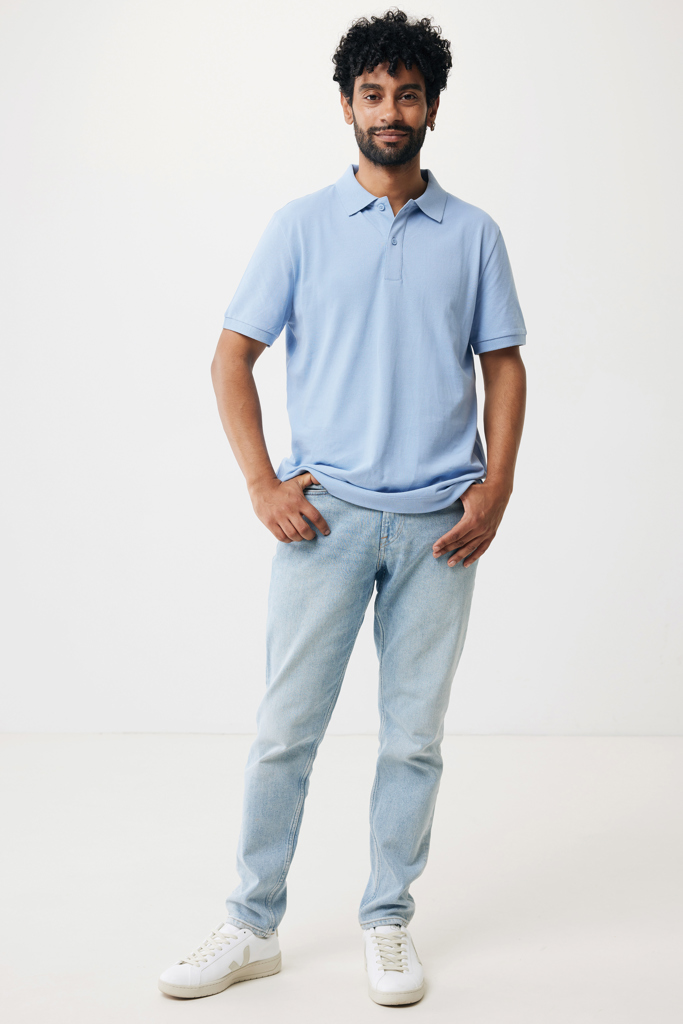 Homme en polo bleu et jean clair