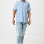 Homme en polo bleu clair et jean clair