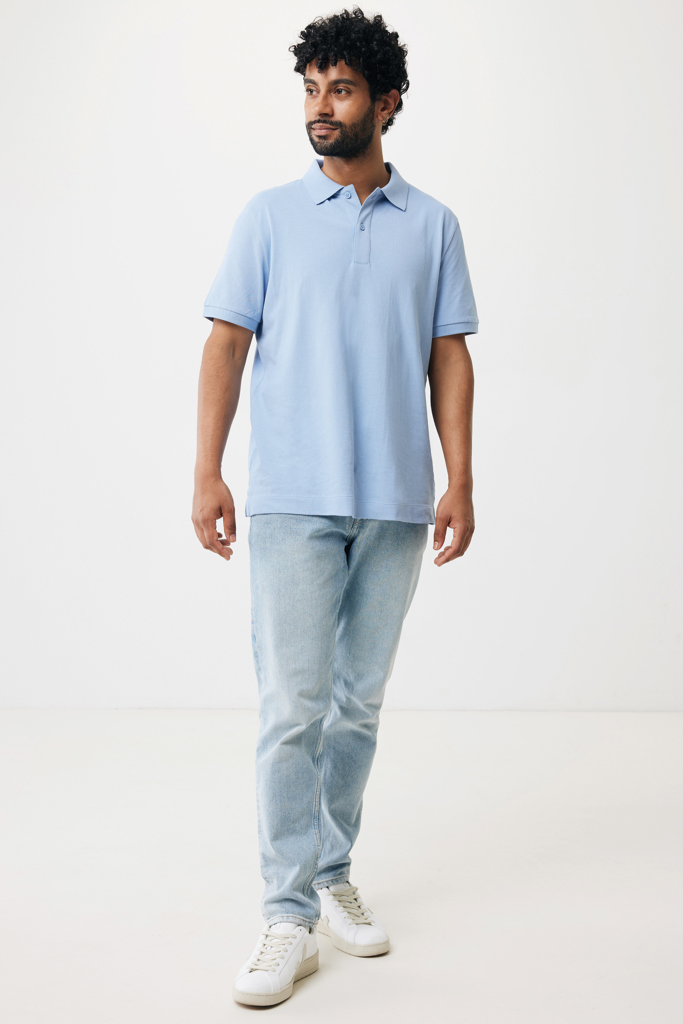 Homme en polo bleu clair et jean clair