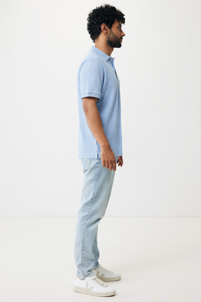 Homme debout de profil en polo bleu clair