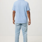 Homme de dos en polo bleu clair
