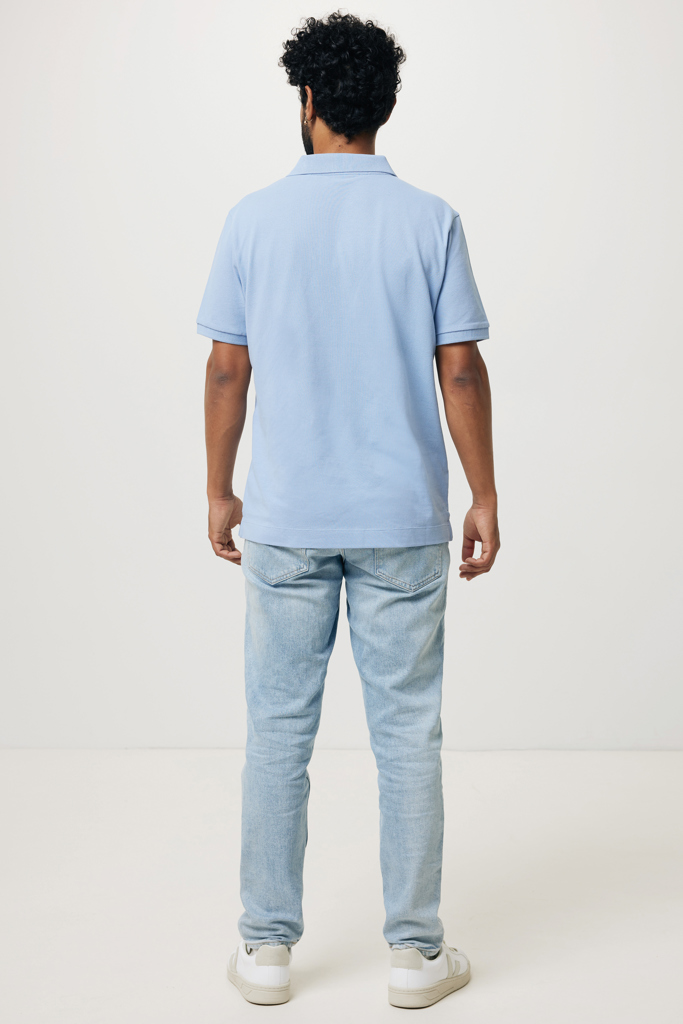 Homme de dos en polo bleu clair