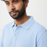 Homme en polo bleu clair portrait studio