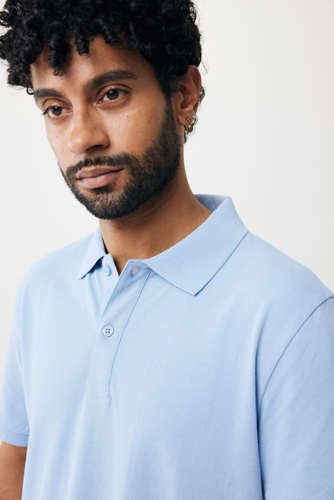 Homme en polo bleu clair portrait studio