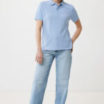 Femme en polo bleu et jean clair