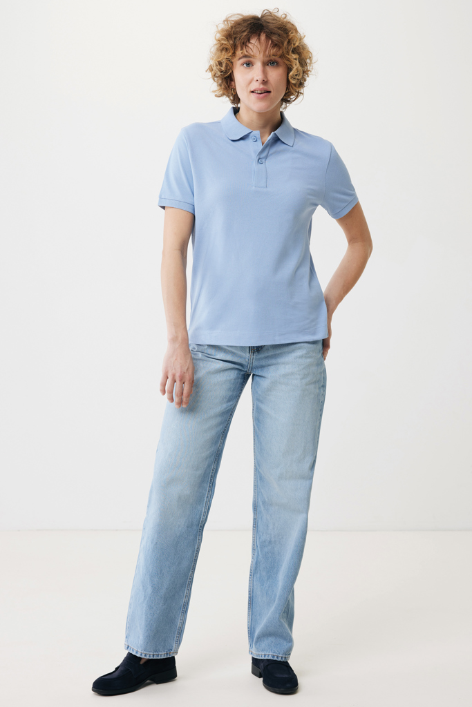 Femme en polo bleu et jean clair