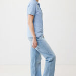 Femme souriante en polo bleu et jean clair