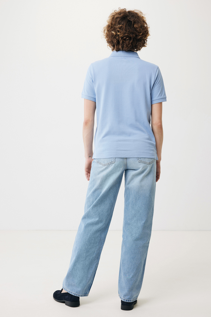 Personne de dos en polo bleu clair