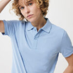 Femme aux cheveux bouclés portant polo bleu