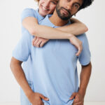 Couple souriant enlacé sur fond blanc