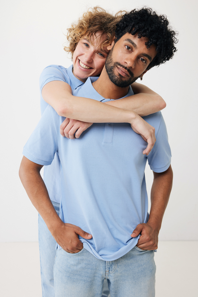 Couple souriant enlacé sur fond blanc