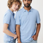 Deux personnes en polos bleus sur fond neutre