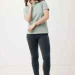 Femme en polo vert et jean slim