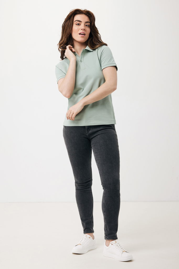 Femme en polo vert et jean slim