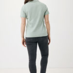 Femme de dos en polo vert clair