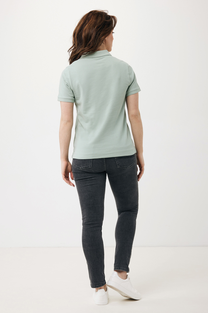 Femme de dos en polo vert clair