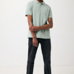 Homme portant polo vert et jean noir