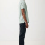 Homme en polo vert clair, vue de profil