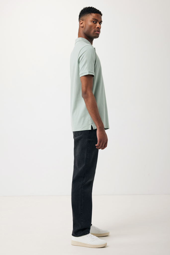 Homme en polo vert clair, vue de profil